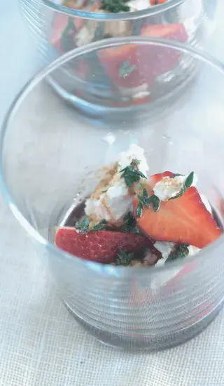 Jahody na kozím sýru