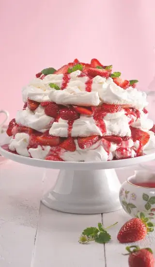 Třípatrová pavlova s jahodami