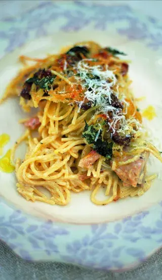 Zapečené špagety s kuřecím masem a houbami