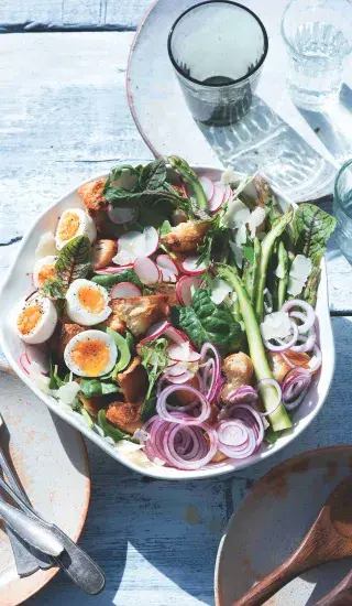 Jarní panzanella s chřestem