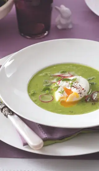 Hrášková polévka se ztraceným vejcem a ředkvičkami