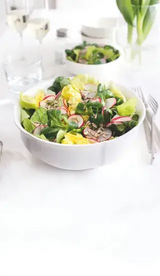 Jarní salát s ředkvičkami a slunečnicovými semínky