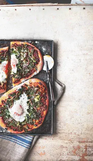 Jednoporcové pizzy s kadeřávkem a vejci