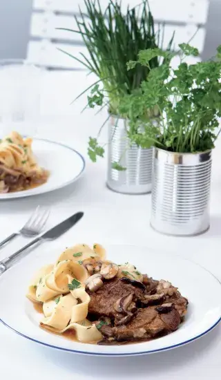 Jehněčí plec nadivoko s domácími papardelle