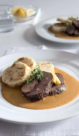 Jelení kýta na smetaně