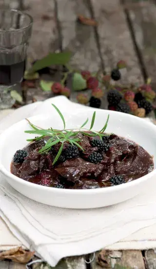 Jelení ragú s ostružinami