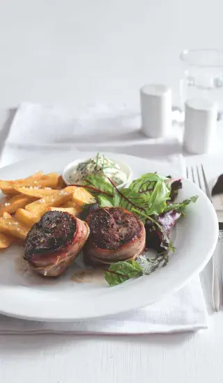 Jelení medailonky ve slanině s hranolky