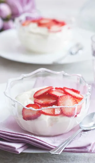 Jemný krém zdobený jahodami