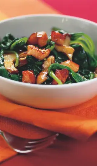 Salát z čerstvého špenátu, hub a slaniny