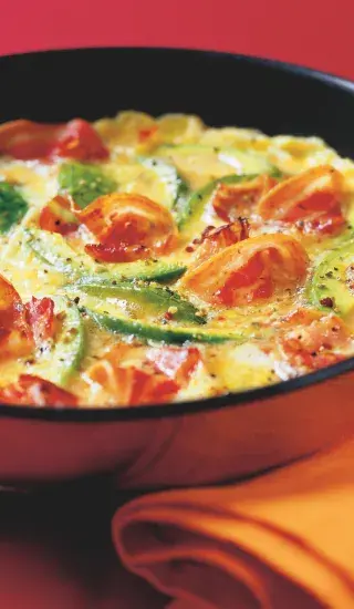 Omeleta se slaninou, avokádem a sýrem