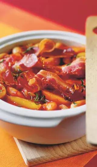 Zapečené fazole s jablky a slaninou