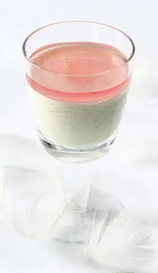 Jogurtová panna cotta s růžovým sirupem