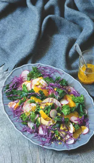 Kadeřávkový salát s jablky