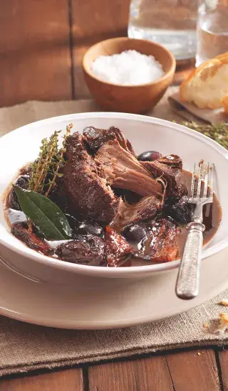 Kančí na víně se švestkami a hrozny