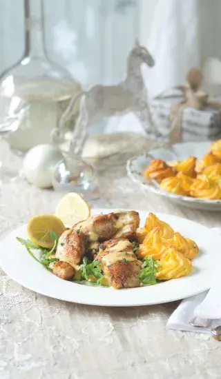 Kapr s bramborovými pusinkami a vinnou omáčkou