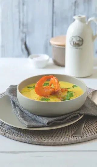 Kapří polévka s kari, ovocem & krevetami