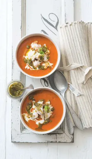 Kapří tomatová polévka s bazalkovým pestem