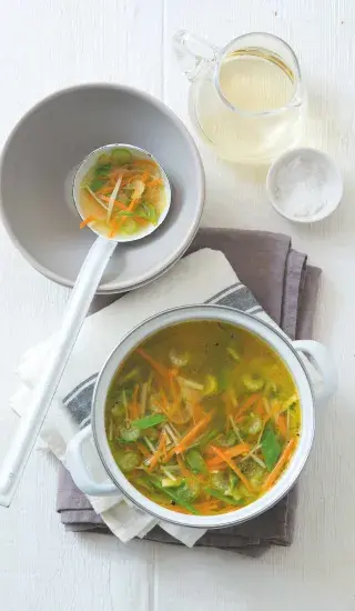 Kapří vývar se šafránem a zeleninou