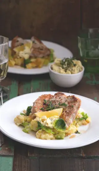 Kotleta se šťouchanými bramborami a kapustičkami