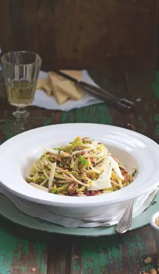 Těstoviny se slaninou a kapustičkami