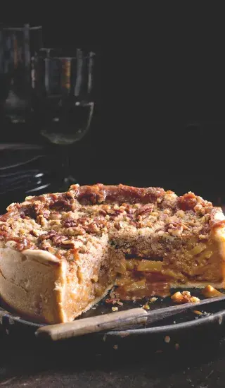 Koláč s karamelovými hruškami a pekanovou drobenkou