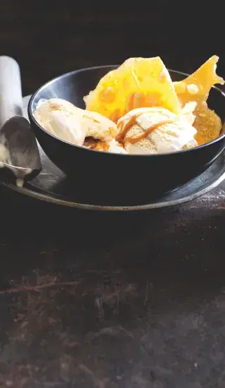 Zmrzlina s karamelem a lámaným griliášem