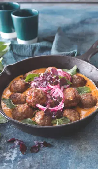 Kari s vepřovo-krevetovými masovými kuličkami