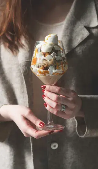 Kaštanový pohár s pusinkami, ořechy a slaným karamelem