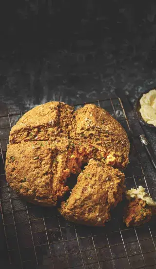 Kefírový chléb s kurkumou a jarními cibulkami