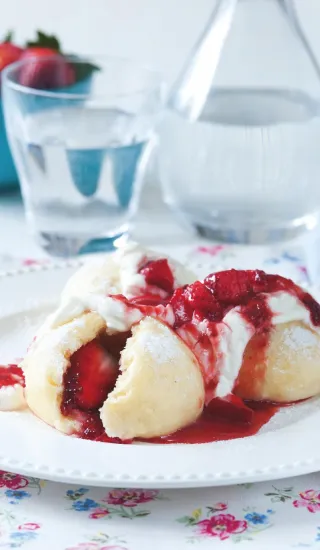 Kynuté jahodové knedlíky vařené na páře 