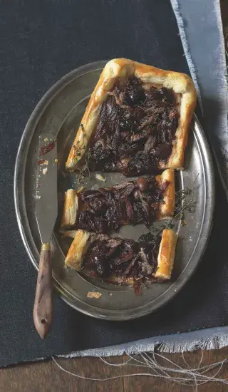 Koláč s olivami a karamelizovanou cibulí