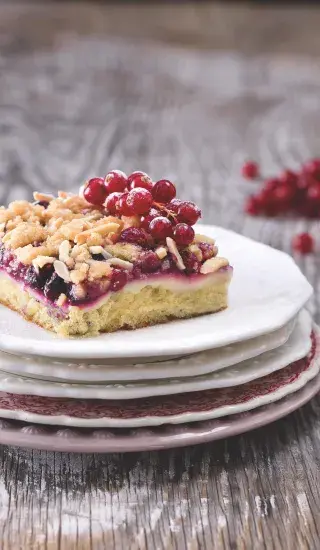 Rybízový koláč s mandlovou drobenkou