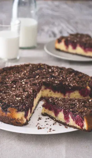 Koláč s višněmi a kakaovou drobenkou