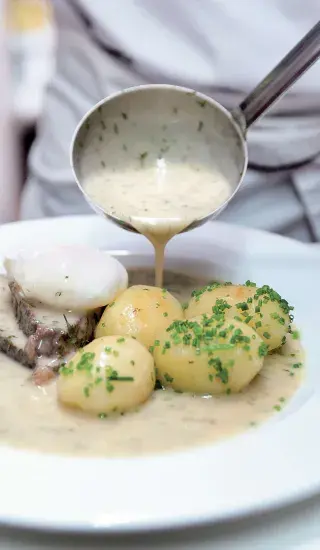 Koprová omáčka s hovězím masem a zastřeným vejcem