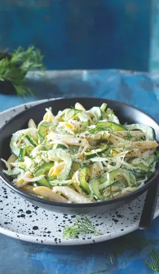 Krémový okurkový těstovinový salát