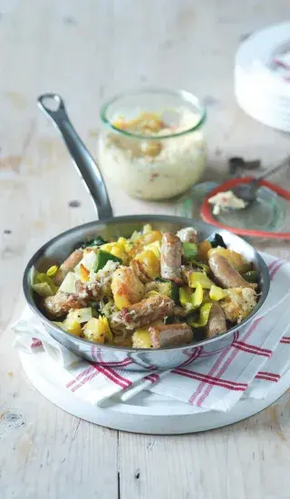 Opékané brambory s klobáskami a křenovou remuládou