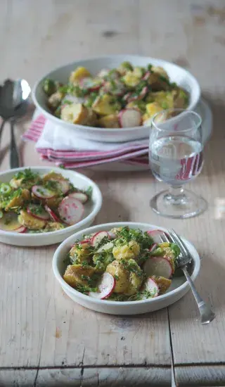 Bramborový salát s křenem a ředkvičkami