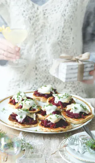 Křenové bliny s červenou řepou a uzeným pstruhem