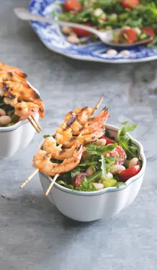 Letní fazolový salát s krevetovými špízy