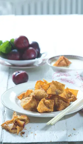 Křupavé taštičky won ton s blumami a vanilkovou omáčkou