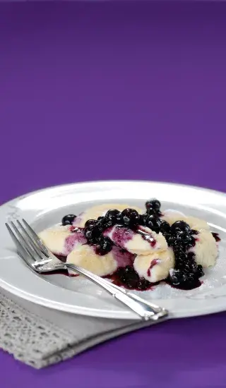 Krupicové nočky s borůvkovou omáčkou