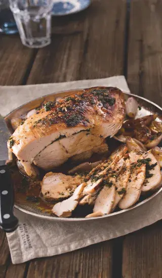 Krůtí prso pečené v podmáslí s rybízovou omáčkou