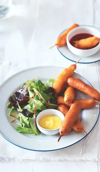 Kukuřičné hotdogy v indiánském stylu