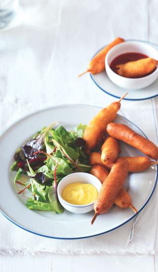 Kukuřičné hotdogy v indiánském stylu
