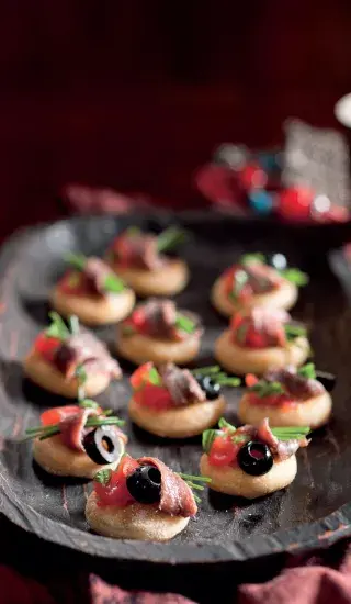 Kukuřičné jednohubky s olivami a ančovičkou