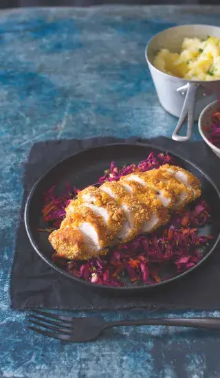 Kukuřičný kuřecí řízek se zelím a pastinákovými bramborami