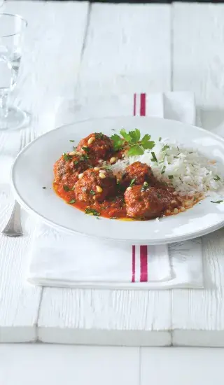 Kuličky v rajčatové omáčce s piniemi