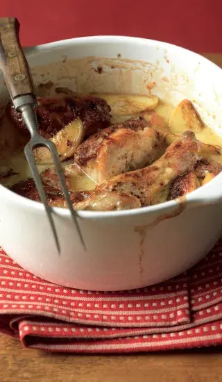 Kuře pečené na jablkách