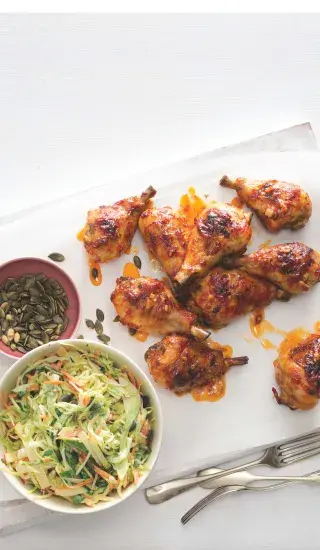 Kuřecí paličky se salátem coleslaw