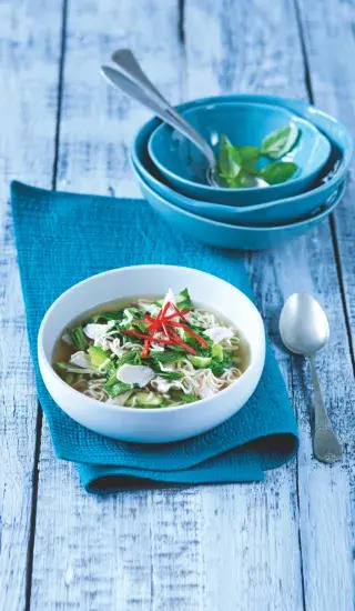 Kuřecí polévka po čínsku z asijského kuřecího vývaru